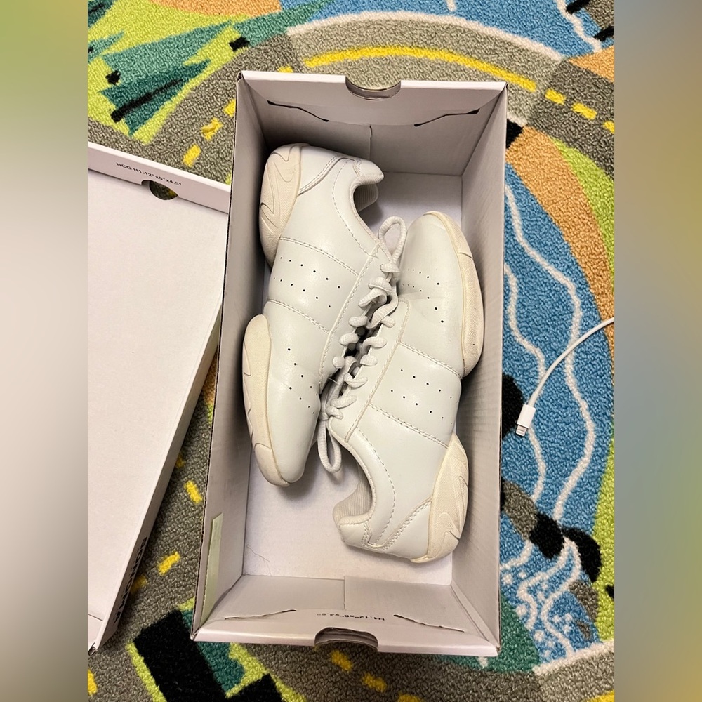 Cheer shoes